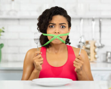 Mujer tratando de evitar comer cuando está en ayuna